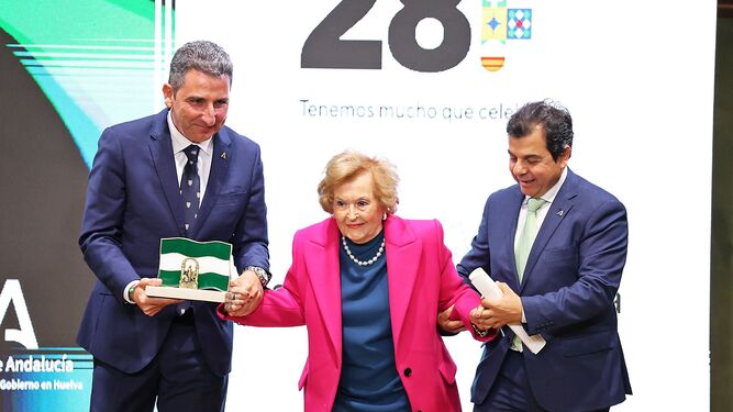 Pepita Muriel recibe la Bandera de Andalucía en Huelva este 2024