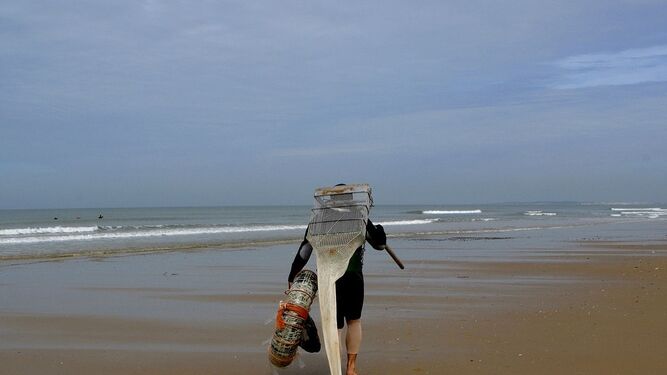 Un mariscador de coquinas en la costa de Doñana.