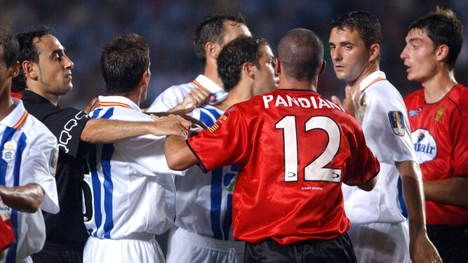 Pugna entre los jugadores del Recre y los del Mallorca en una acción de la final de la Copa del Rey de 2003.