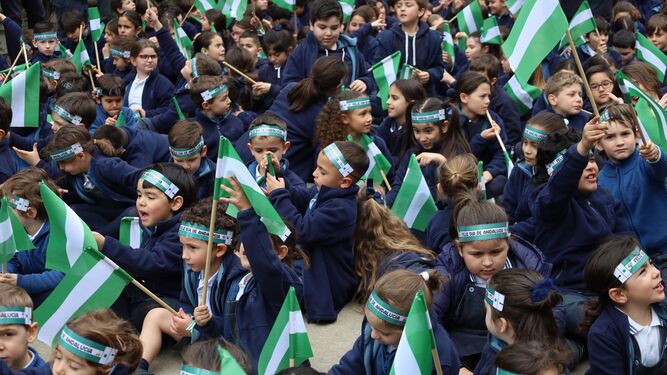 Alumnos del María Inmaculada con banderas de Andalucía.