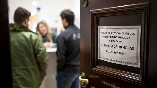 Oficina de Atención al Ciudadano en el Ayuntamiento de Huelva.
