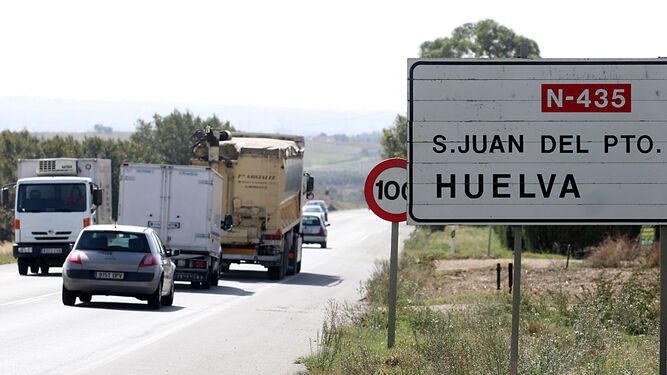 Tráfico en la carretera nacional N-435 que conecta Huelva con la Sierra y con Badajoz.