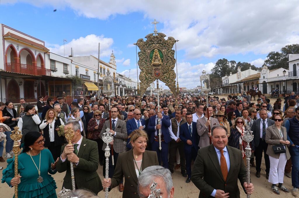Espectaculares im&aacute;genes de la llegada de la Hermandad de Huelva a la aldea de El Roc&iacute;o