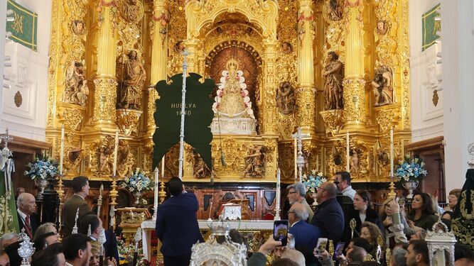 El Simpecado de Huelva se postra ante la Virgen del Rocío.
