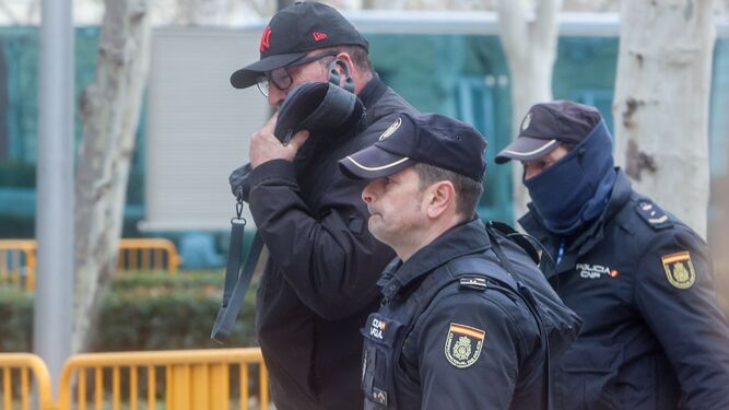 Koldo escoltado por la Policía Nacional.