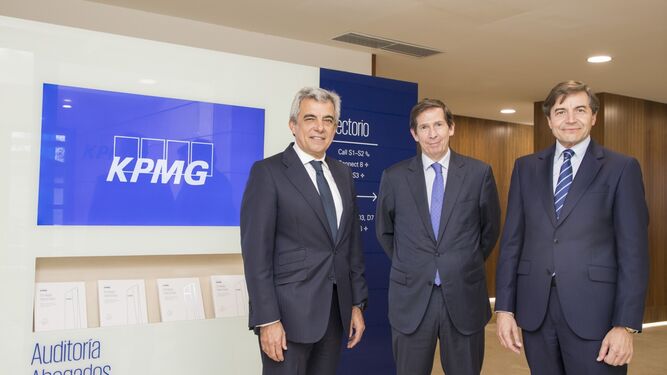 Nicolás Sierra (socio responsable de KPMG en Andalucía), Jorge León (nuevo socio de KPMG Abogados) y Fernando Marcos (socio responsable de KPMG en Málaga).