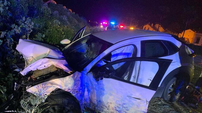 Un brutal accidente entre dos coches deja dos heridos graves en el Hospital Juan Ramón Jiménez de Huelva