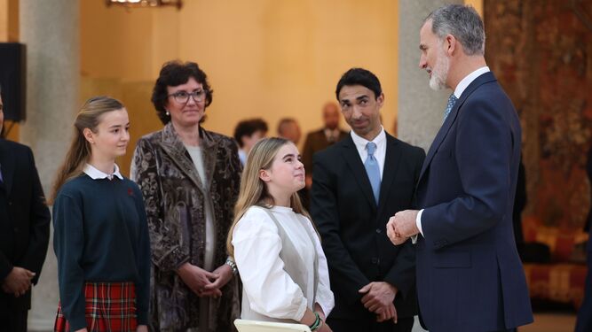 El Rey Felipe VI recibe a los jóvenes ganadores del concurso escolar, entre los que se encontraba Rocío Ojeda.
