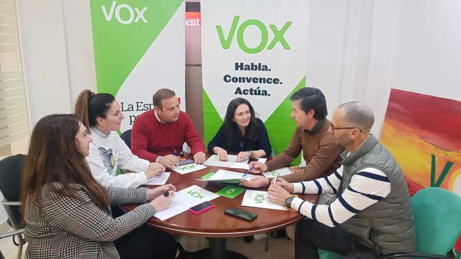 Miembros de Vox Huelva reunidos en la oficina.