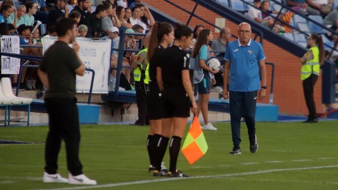 Antonio Toledo en el área técnica durante un partido del Sporting Huelva en el Nuevo Colombino.