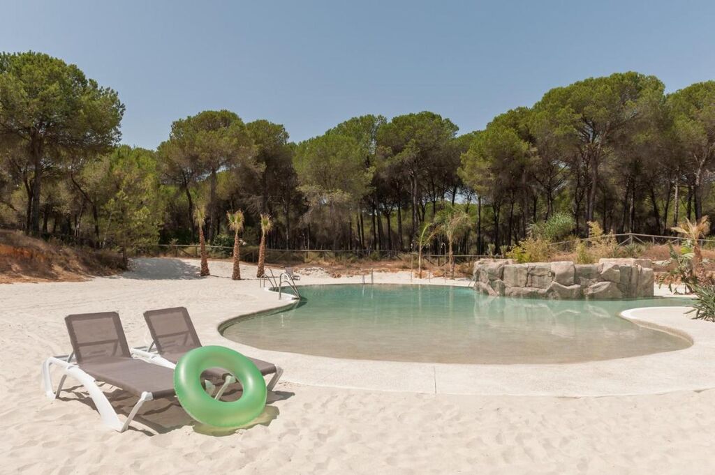 Dormir en Do&ntilde;ana es posible en este camping con piscina natural de arena blanca