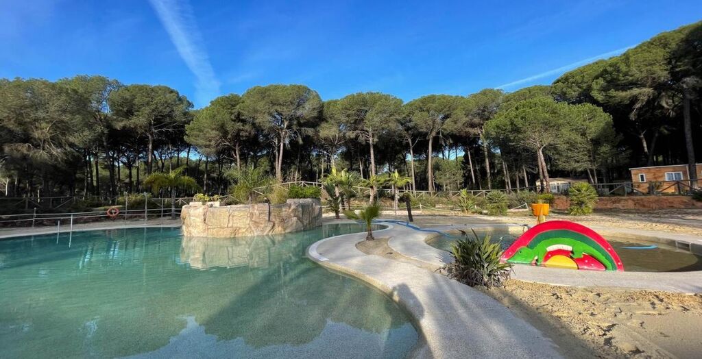 Dormir en Do&ntilde;ana es posible en este camping con piscina natural de arena blanca