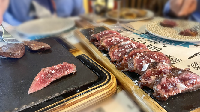 Una de las mejores carnes a la piedra se come en este bar de Huelva