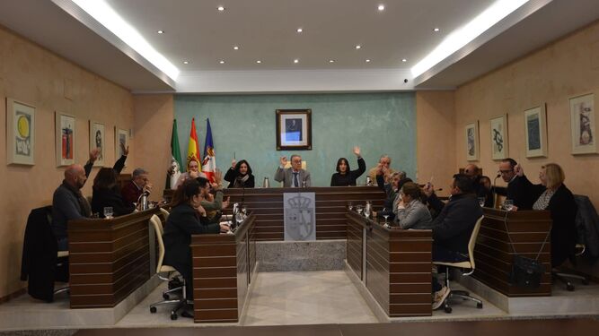 Votación en un pleno del Ayuntamiento de Almonte.