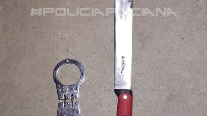 Un detenido por robo en Rociana intenta agredir con un machete de grandes dimensiones a la Policía