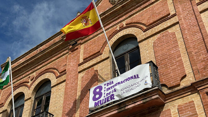 El Ayuntamiento de San Juan del Puerto luce una pancarta conmemorativa del 8 de marzo