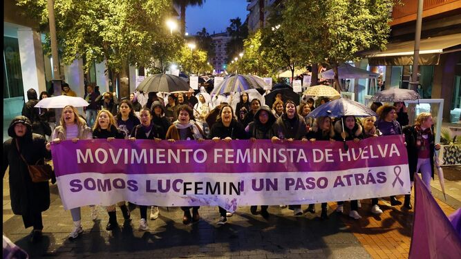 Marcha en Huelva por el Día Internacional de la Mujer, este viernes a su paso por la Gran Vía.