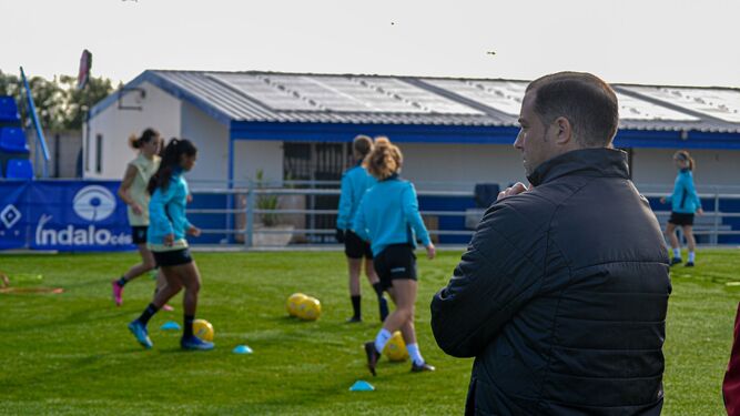 Paco Pichardo observa a sus jugadoras durante un entrenamiento.