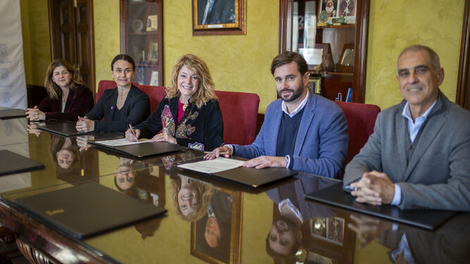La alcaldesa de Huelva, Pilar Miranda, y el presidente de la Cámara, Daniel Toscano, suman esfuerzos por La NAO.