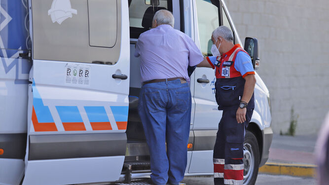 Una ambulancia en la entrada del hospital Juan Ramón Jiménez de la capital onubense.