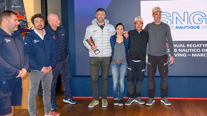 El equipo HSN Sailint Team de Ricardo Terrades recoge el trofeo que lo acredita como ganador.