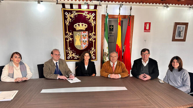 Momento de la firma del convenio, este lunes en la Casa Ducal de Puebla de Guzmán