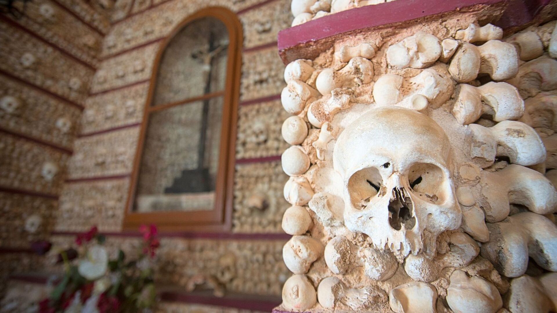La capilla m&aacute;s terror&iacute;fica con mil esqueletos est&aacute; en esta iglesia a un salto de Huelva