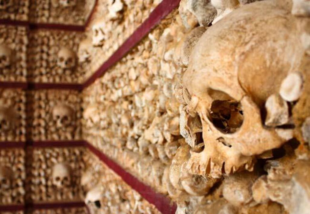 La capilla m&aacute;s terror&iacute;fica con mil esqueletos est&aacute; en esta iglesia a un salto de Huelva