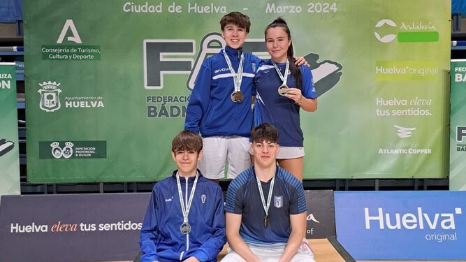 Los cuatro medallistas del Club Bádminton Huelva en el Campeonato de Andalucía.