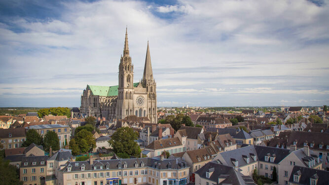 Imagen de Chartres, presidida por la silueta de la catedral.