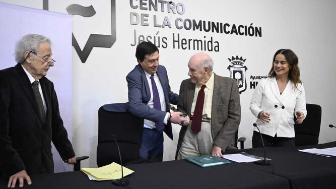 Vicente Quiroga recibe el Premio Ángel Serradilla de manos del presidente de la Asociación de la Prensa de Huelva, Juan F. Caballero.