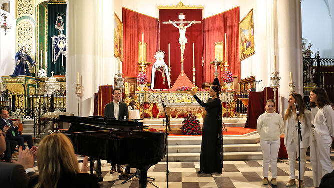 Ana de Caro acompañada del piano de cola durante el acto.