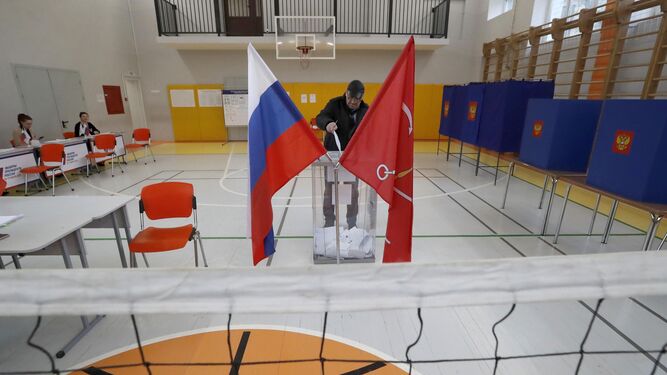 Un ciudadano ruso deposita su voto en San Petersburgo.