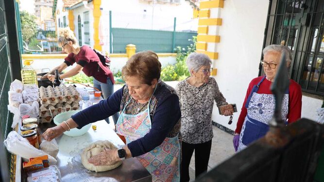 Ya huele a Semana Santa en el Barrio Obrero: los vecinos cocinan los dulces típicos en una convivencia repostera