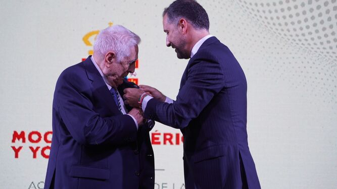 José María Segovia recibe la distinción de manos del alcalde, Gustavo Cuéllar