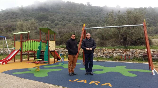 El nuevo parque infantil en la calle Jara, visitado por el alcalde, Manuel Guerra.
