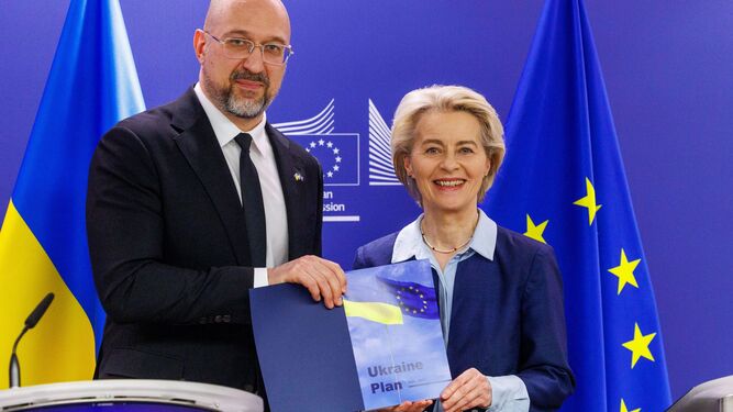 Ursula von der Leyen, presidenta de la Comisión Europea, junto a Denis Shmihal, primer ministro de Ucrania.