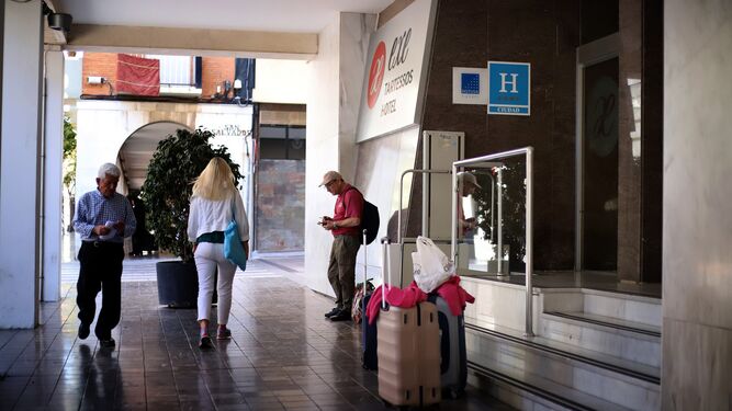 Maletas frente a uno de los hoteles de Huelva capital en la pasada Semana Santa.