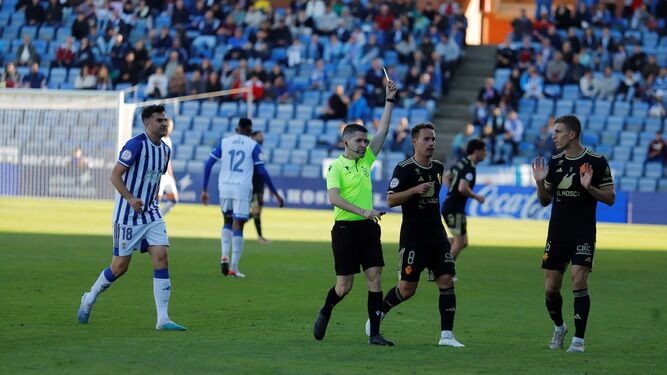 Bueno Prieto muestra una cartulina amarilla en el Recre-Real Murcia.