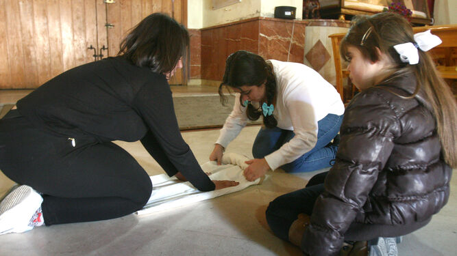 Mujeres haciéndose la ropa de costalera en la ermita de la Soledad.
