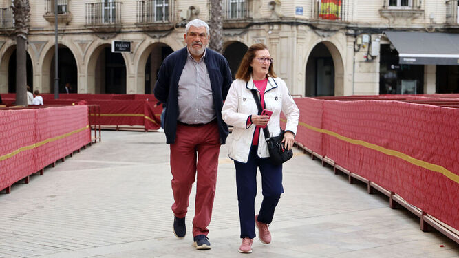 Una pareja camina por la Carrera Oficial de Huelva