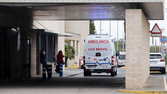 Ambulancias en el Hospital Juan Ramón Jiménez.