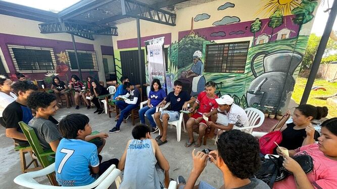 Jóvenes participan en un proyecto medioambiental en Paraguay.