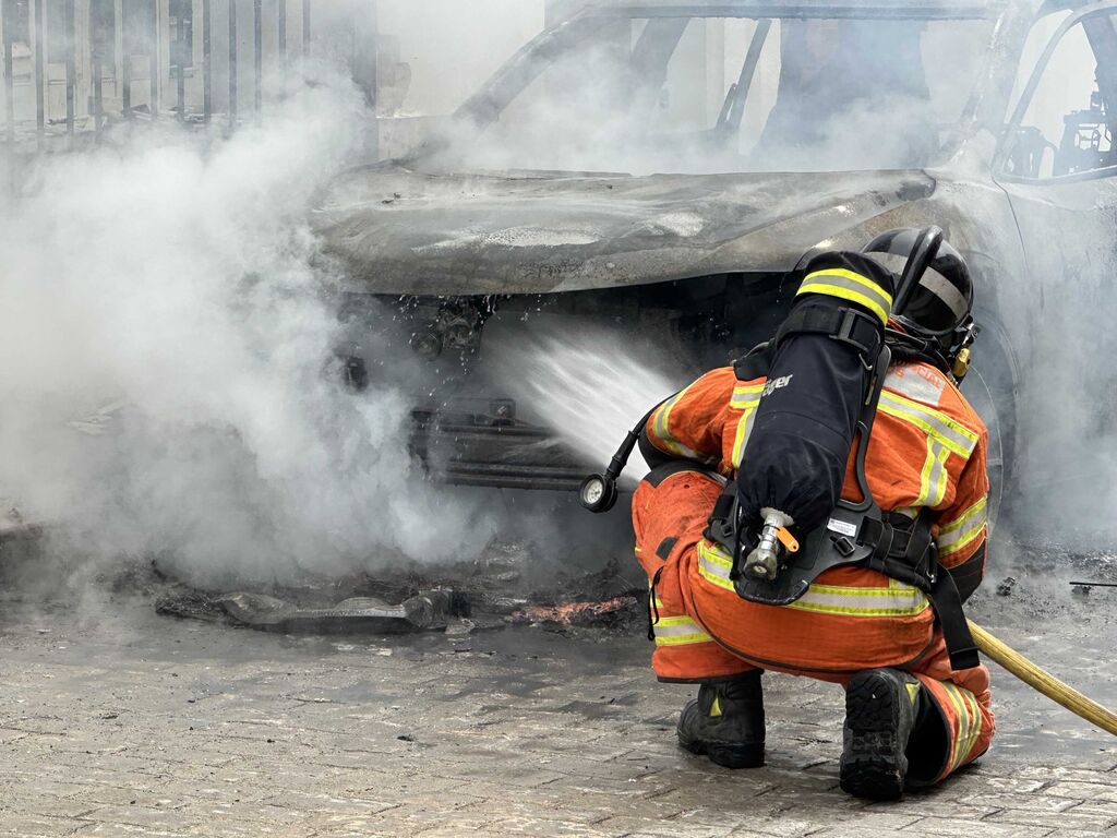Alarma vecinal en Cartaya por el incendio de un coche: as&iacute; han sofocado las llamas Polic&iacute;a Local, Guardia Civil y Bomberos