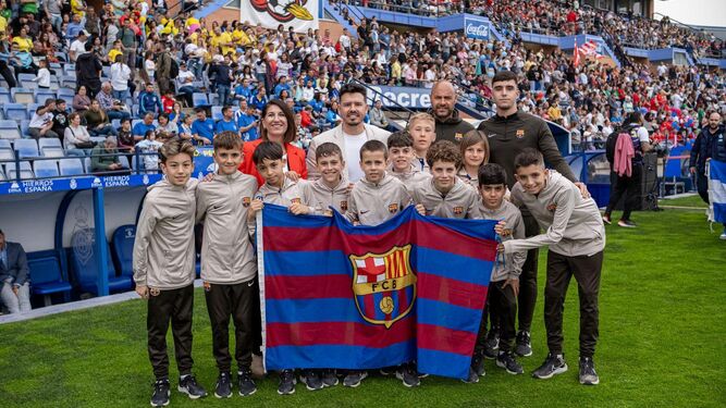 Jugadores de la cantera del FC Barcelona en el Nuevo Colombino.
