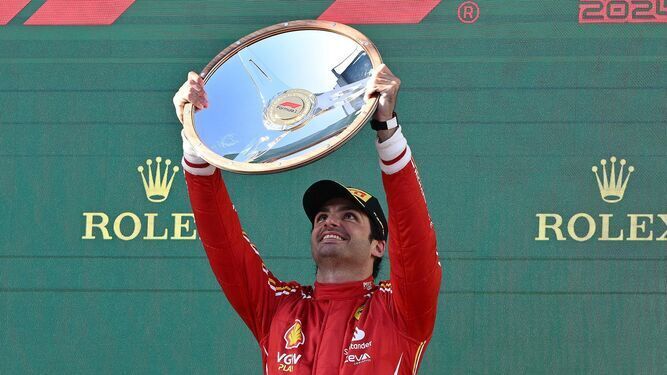 Carlos Sainz muestra el trofeo tras imponerse en el Gran Premio de Australia.