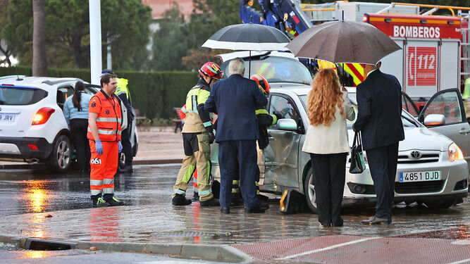 Las espectaculares imágenes del rescate de una persona en un accidente de tráfico en Huelva