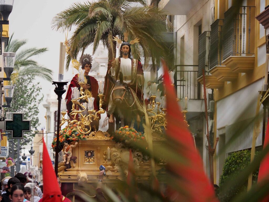Las mejores im&aacute;genes de 'La Mulita' en Isla Cristina, &uacute;nica procesi&oacute;n en la tarde del Domingo de Ramos en la costa onubense