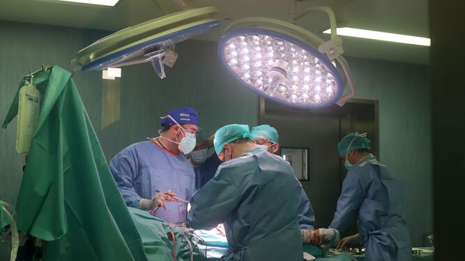Una intervención quirúrgica en el hospital Infanta Elena de Huelva.