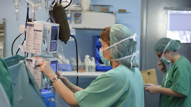 Una profesional del hospital Infanta Elena hace uso del equipo electromédico.